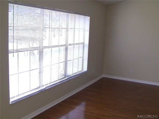 Building Photo - 335 E Falconry Ct