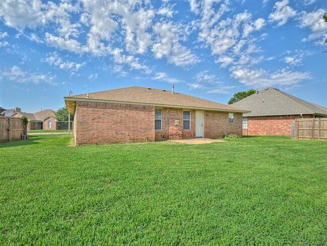 Building Photo - 949 N Windermere Dr