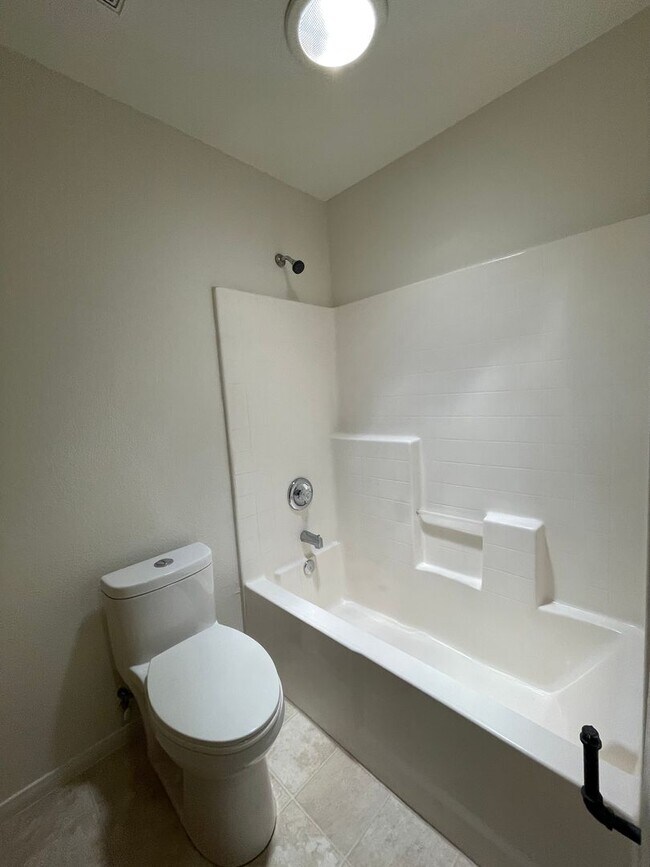 Building Photo - Charming Three Bedrooms, 2 Bathrooms Home ...