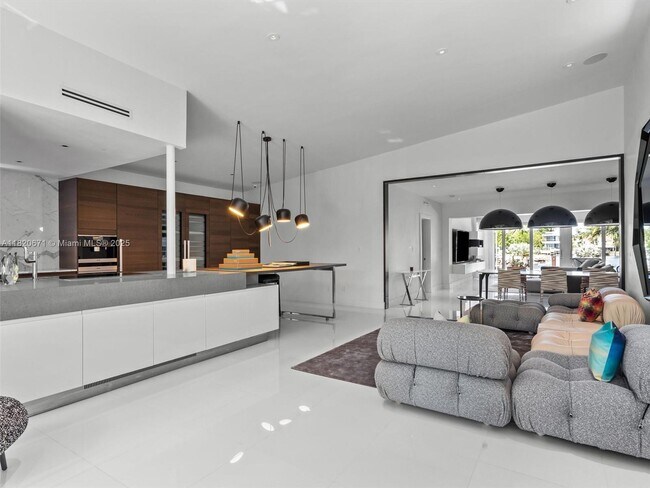 Building Photo - 425 E Dilido Dr