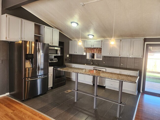 Building Photo - Beautiful 3 Bedroom with additonal 4th bedroom! Larg fenced front & backyard!!