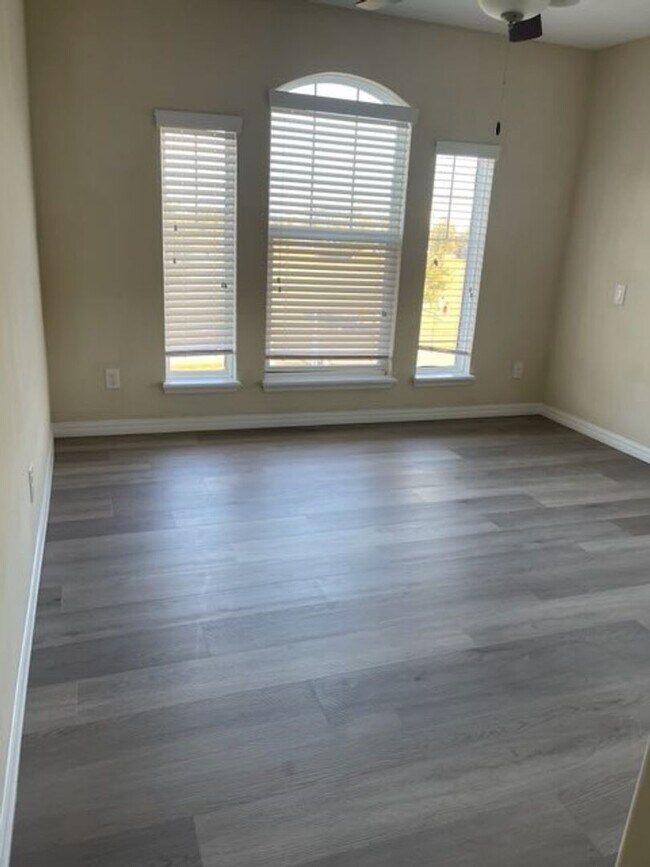 Building Photo - 3 Bed 2.5 Bath Tech Savy Corner Townhouse in Windermere