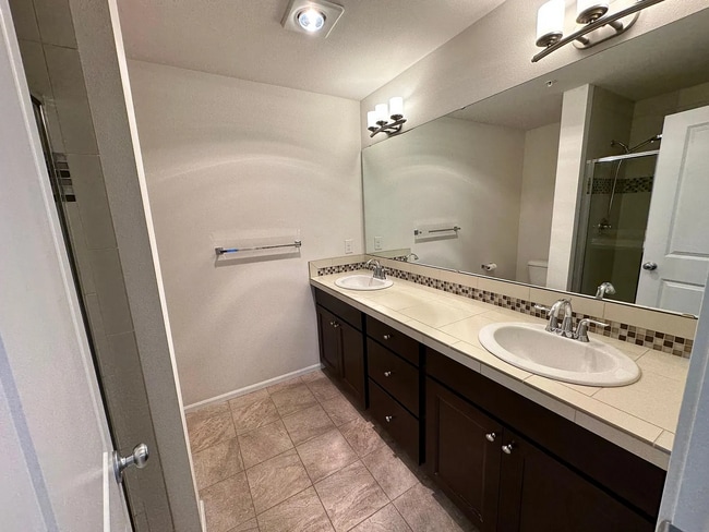 Building Photo - Bright & Modern 3BR Redmond End-Unit Townh...