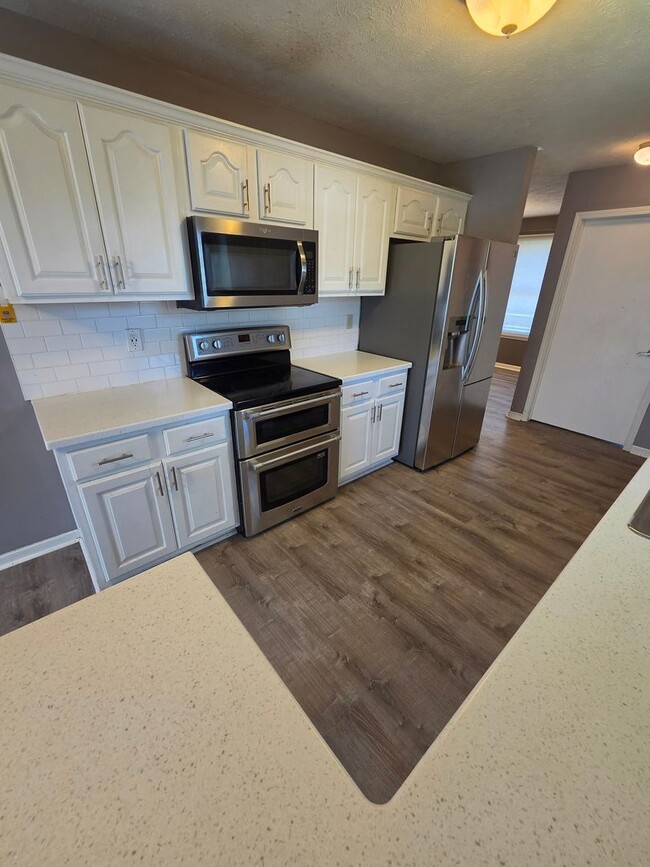 Building Photo - Large 4 Bedroom 3 Bath Single Family