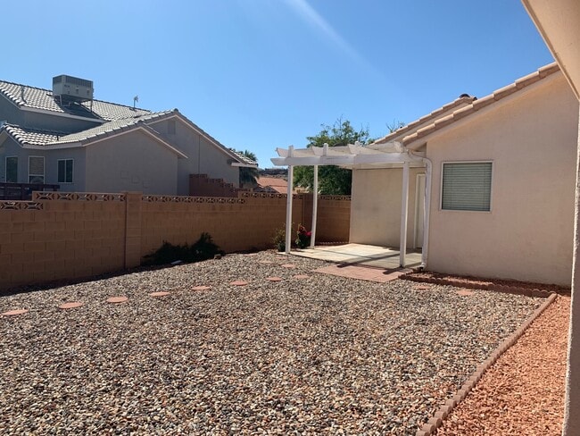 Building Photo - 3 Bed/ 2 Bath HOME