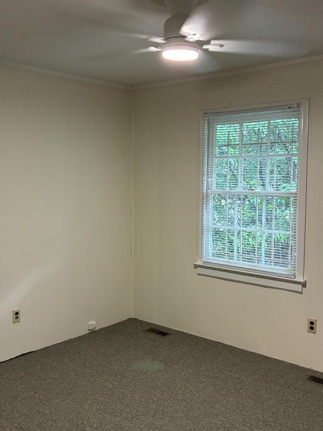 Building Photo - 903 Lodge St S