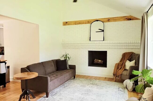 Building Photo - 106 Robinhood Cir