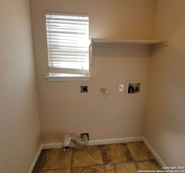 Building Photo - 3 Bedroom 2 Bath in Arborstone subd