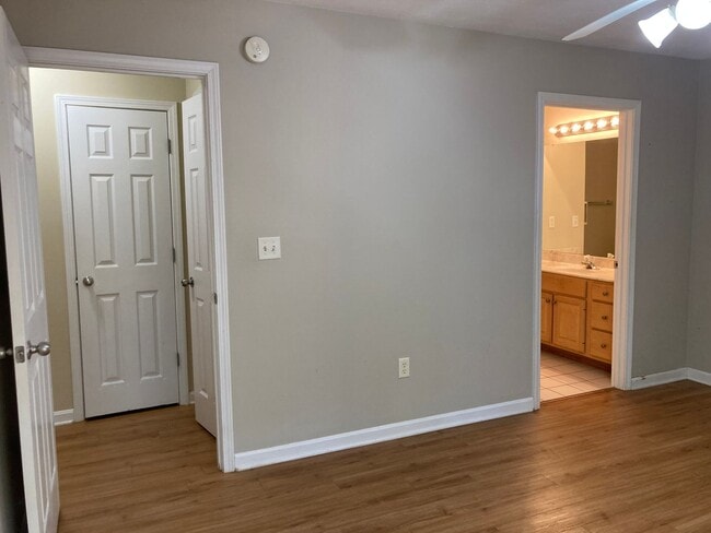 Building Photo - LOCATION LOCATION Location!  Close to Baptist Health Hospital, Shopping, & More