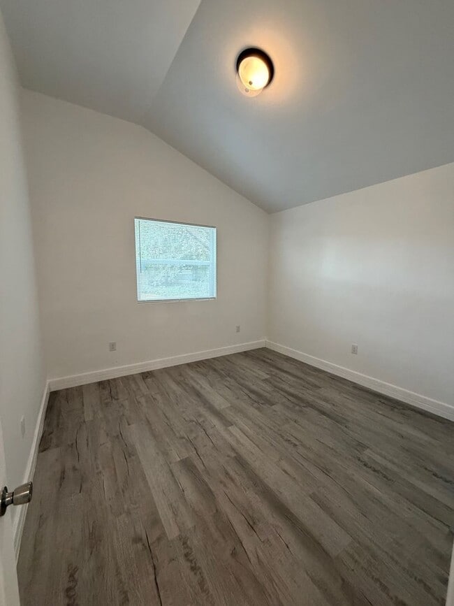 Building Photo - Arlington