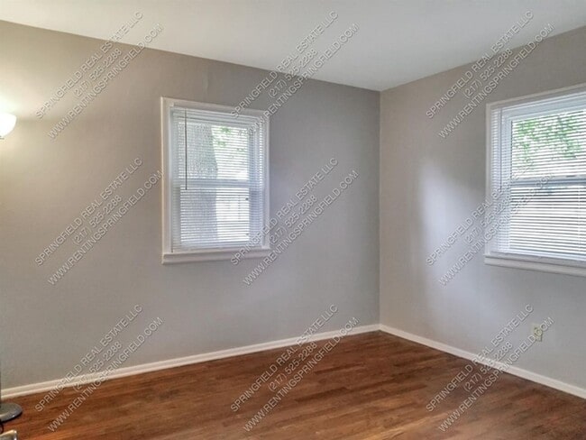 Building Photo - Hardwood Hideaway: 2 Bed/1 Bath, 850 Sq Ft...