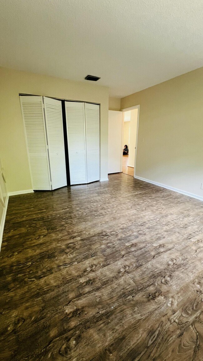 Building Photo - 6831 Eastview Dr