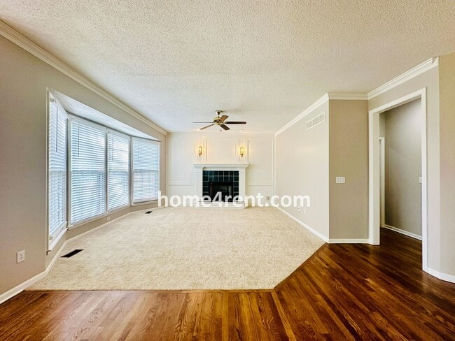 Building Photo - Beautifully Renovated Home in Olathe with a Finished Basement!