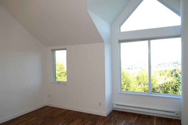 Building Photo - UPDATED TWO BED / TWO AND HALF BATH HEADLANDS CONDO WITH SWEEPING VIEWS
