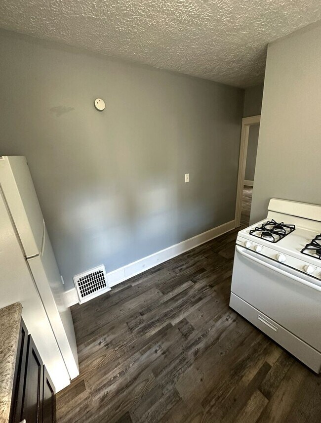 Building Photo - 4 Bed / 1 Bath Updated Floors & First-Floor Bedroom!