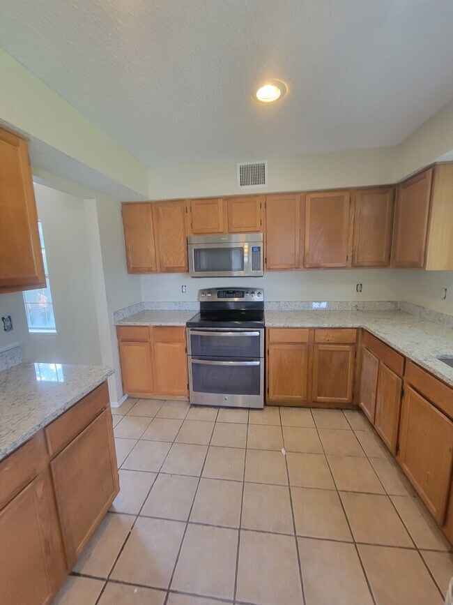 Building Photo - 7618 Clairmont Ave