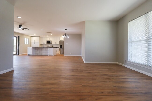 Building Photo - 4 Bedroom Home Available For Immediate Mov...