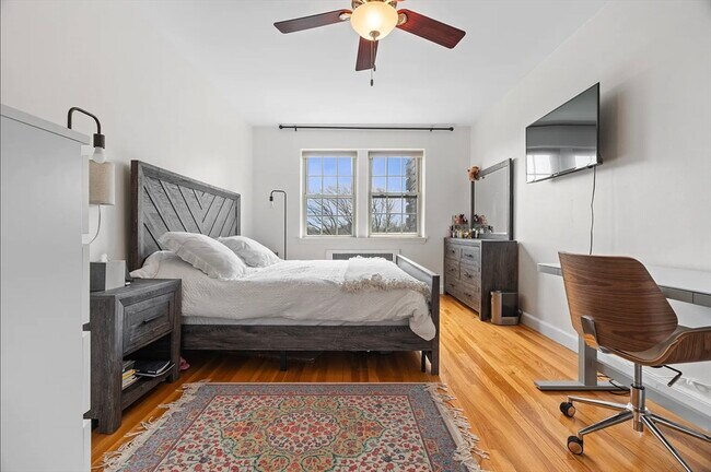 Building Photo - 1496 Beacon St