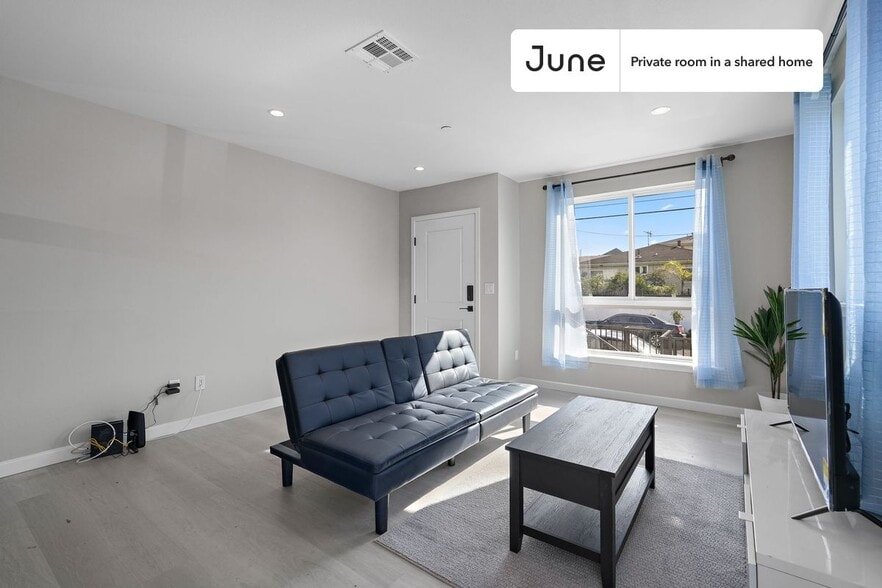 Building Photo - Room in Shared 5 bed/5 bath home in Boyle Heights