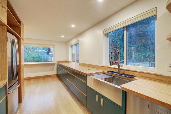 Building Photo - 3Bd/2.25Ba North Bend House