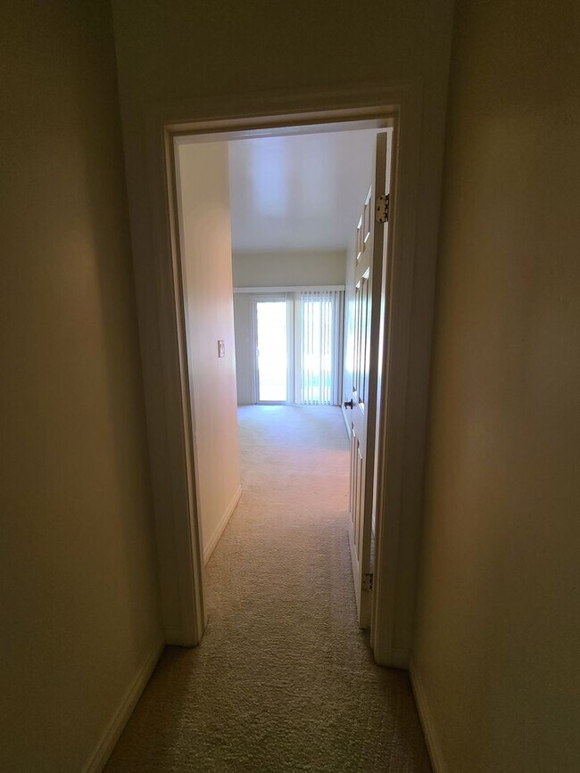 Building Photo - 4/2 bathroom located close to schools, sho...