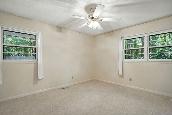 Building Photo - Charming 3BR 1 BTH Home with Inground Pool...