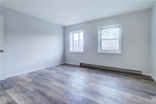 Building Photo - 404 Main St