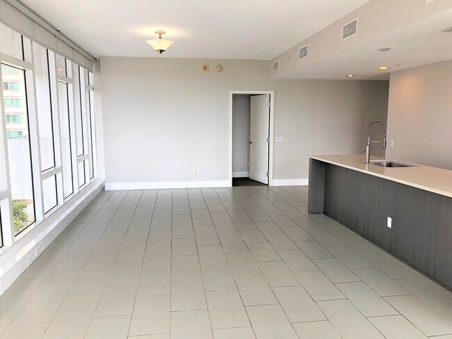 Building Photo - Luxury 2BR Signature Place Condo in Downto...