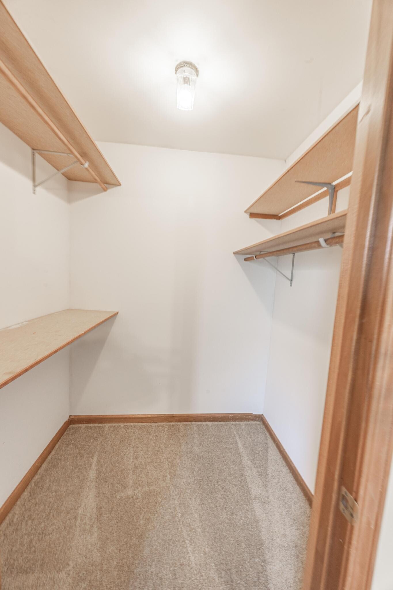 Building Photo - 10896 Oak Blvd