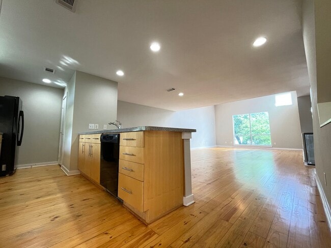 Building Photo - Dallas 3 story Loft