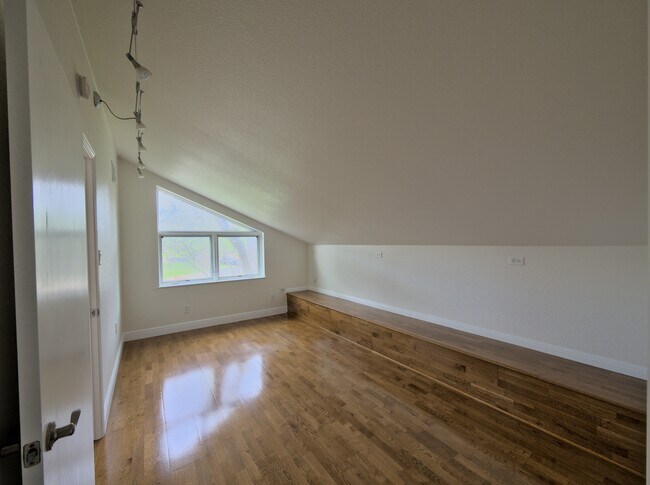 Building Photo - 6815 Bayridge Ter