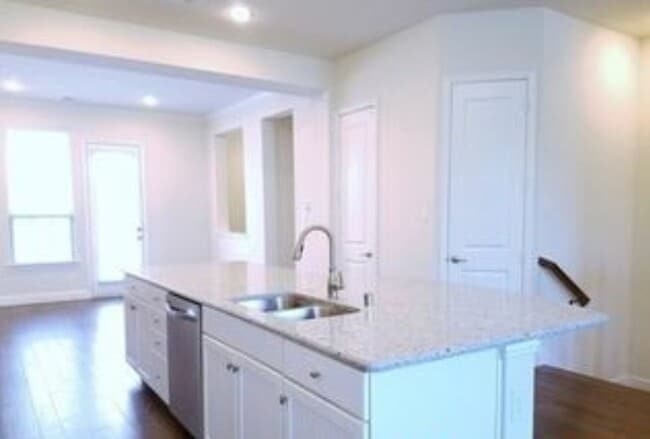 Building Photo - 517 W Royal Ln