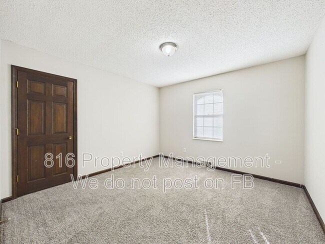 Building Photo - 3929 S Carriage Ln