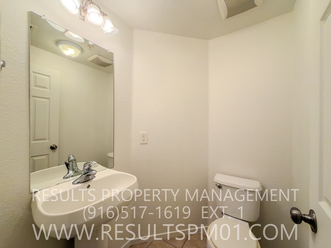 Building Photo - Excellent Natomas Townhouse