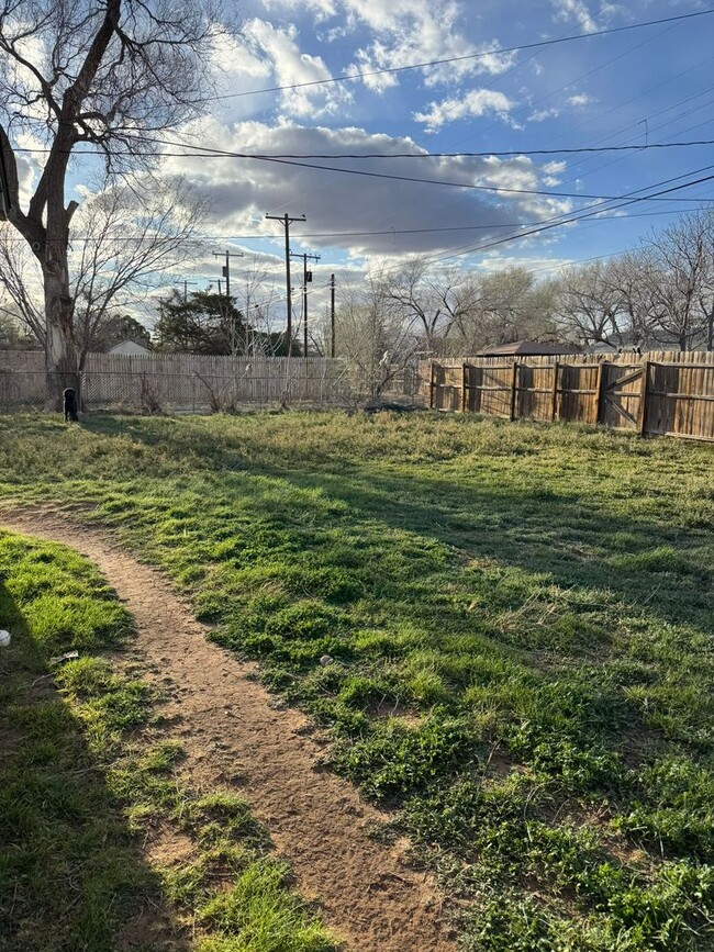 Building Photo - Heart of Lubbock 1/1 Duplex