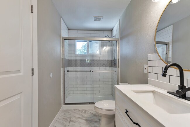 Main level 3/4 bath - 10 S Busch Ln