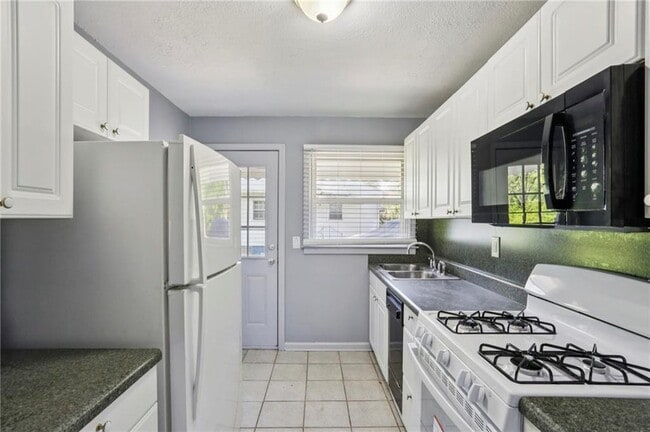 Building Photo - 2266 N Shallowford Rd