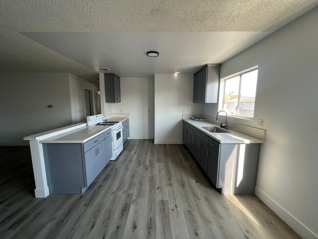 Building Photo - 2 Bed 2 bath 2 Car Garage In Bellflower