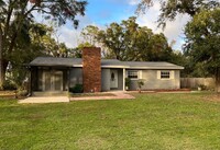 Building Photo - Country Living Charmer