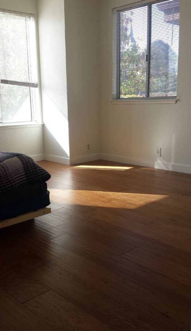 Building Photo - School Year Lease W/ Option to Renew
