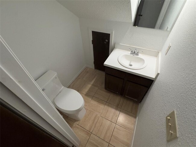 Building Photo - 3325 Brookhollow Ct