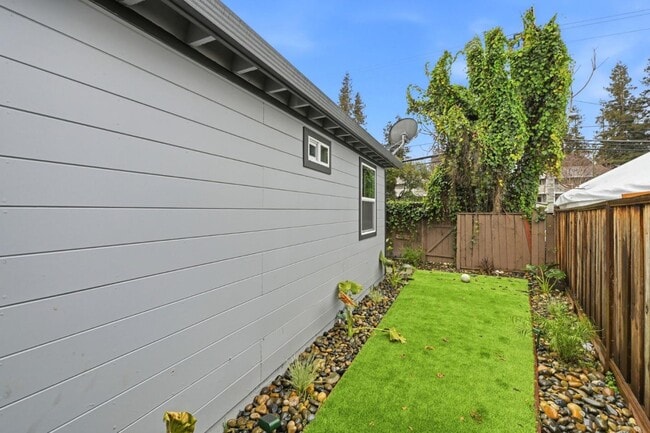 Building Photo - 1397 Vine St