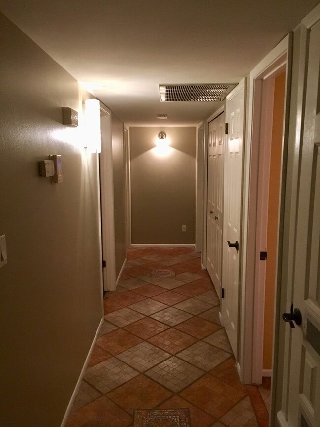 Building Photo - 5 Bedroom/2 Bath Home in amazing ASU Neighborhood