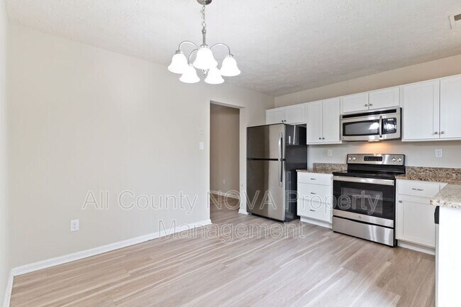 Building Photo - 17 Heather Ln