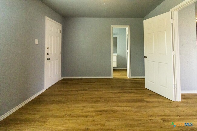 Building Photo - 116 W Avenue A