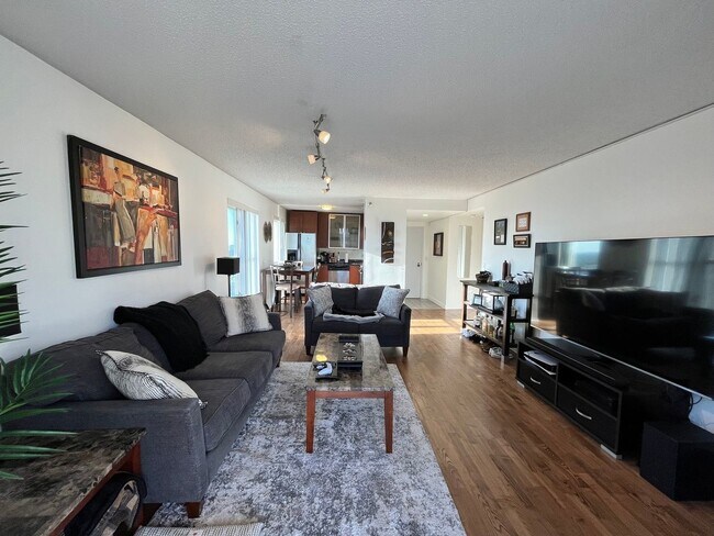 Building Photo - 1212N N La Salle Dr