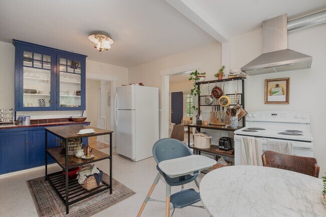Building Photo - Charming 2 Bed, 1 Bath Home with Bonus Off...