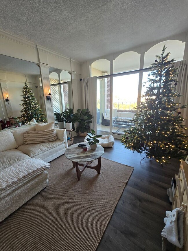 Building Photo - 14L