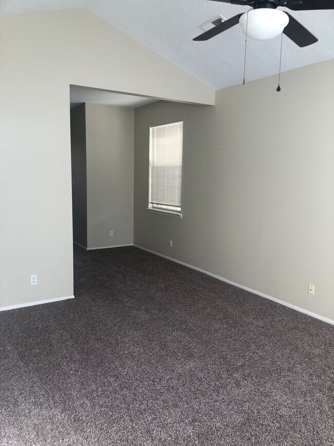 Building Photo - 2621 Sandia Loop NE