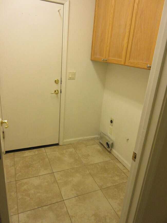 Building Photo - Well Maintained Single Level 4 Bedroom, Fo...